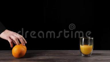 当橘子到达玻璃后，宽手从桌子上取出橘子，依次扔进双壁玻璃中